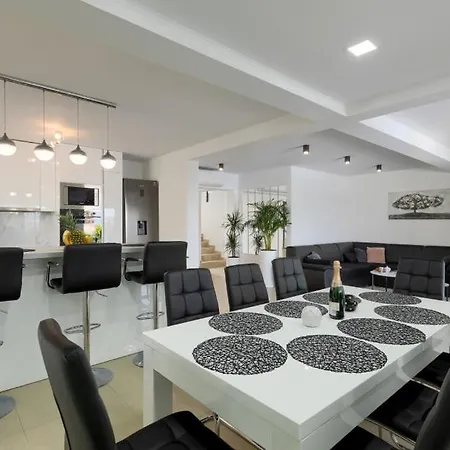 La Perla By Guide Pula