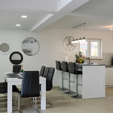 La Perla By Guide פולה