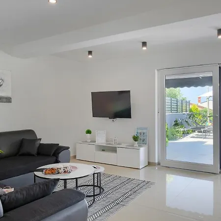 La Perla By Guide * פולה